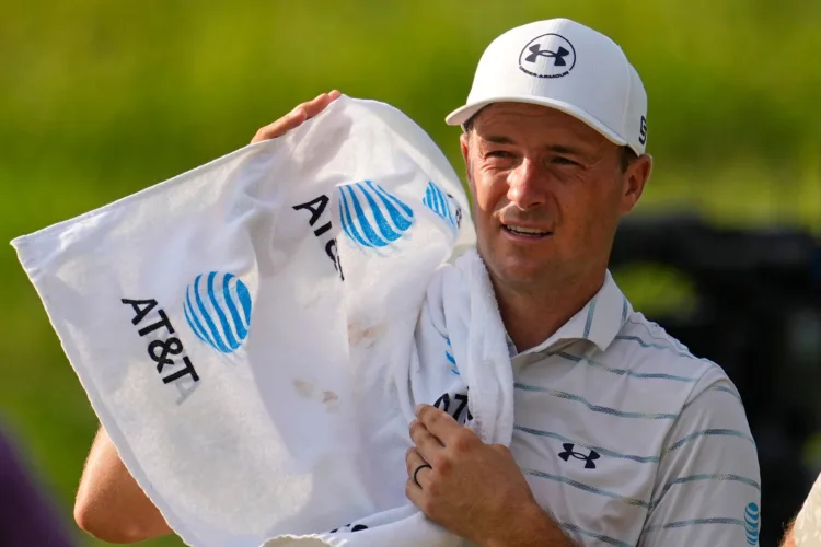 Spieth shoots 65 for share of lead in playoff opener